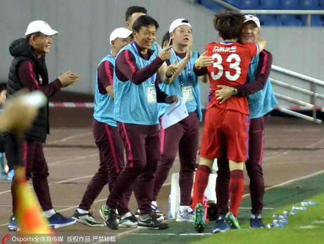 差人阿猫（周润发 饰）于枪支买卖现场发现了一具女尸，跟一个小女孩加加。为了能顺遂破案，他找到了死者mm阿雪（钟楚红 饰），刚起头阿雪对阿猫有莫明的惊骇，谢绝共同阿猫的工作，但后来见阿猫对加加的仔细赐顾帮衬，渐渐对他有了好感。此时阿雪的前夫阿良回来要求阿雪与他复婚，由于阿雪已爱上了阿猫，便谢绝了阿良的要求。 一天，阿猫碰到了头晕军械的匪徒，两边苦战后阿猫拘系了他们，受了重伤的阿猫幸亏获得了阿雪的赐顾帮衬，两人豪情加深。阿良居然住进了阿雪的家里，偷运军械的人也盯上了阿猫。刚到阿雪家，阿猫便遭到了阿良的攻击，两人打架之时，大盗也追逐了上来……